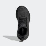 ⁦adidas Kids' Swift 22 Shoes – Black - حذاء اديداس سويفت 22 للأطفال لون أسود⁩ - الصورة ⁦4⁩