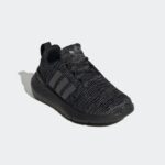 ⁦adidas Kids' Swift 22 Shoes – Black - حذاء اديداس سويفت 22 للأطفال لون أسود⁩ - الصورة ⁦7⁩