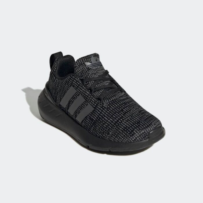 ⁦adidas Kids' Swift 22 Shoes – Black - حذاء اديداس سويفت 22 للأطفال لون أسود⁩ - الصورة ⁦7⁩
