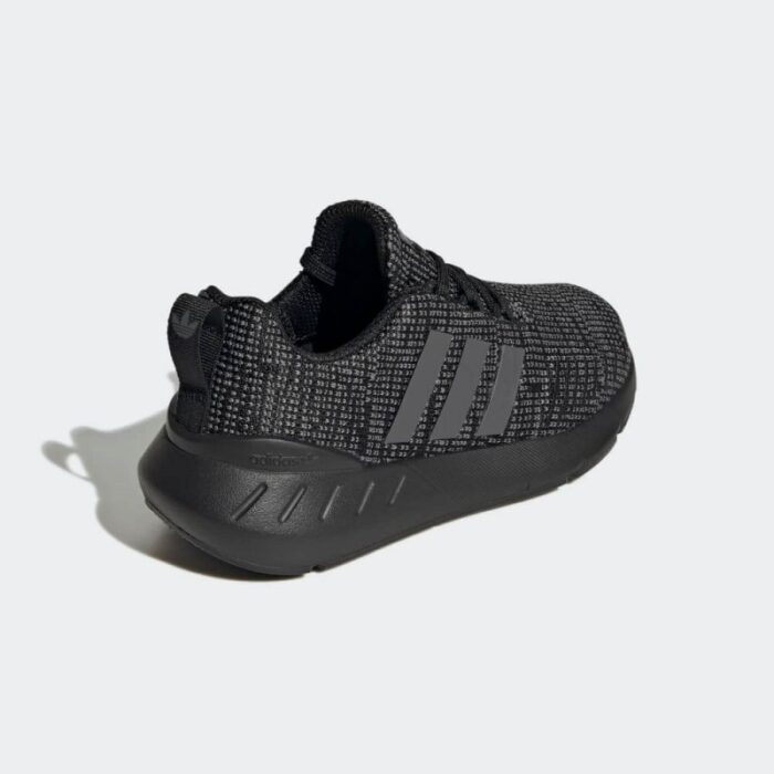 ⁦adidas Kids' Swift 22 Shoes – Black - حذاء اديداس سويفت 22 للأطفال لون أسود⁩ - الصورة ⁦8⁩