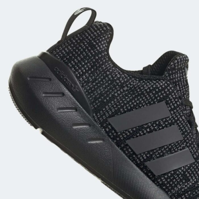 ⁦adidas Kids' Swift 22 Shoes – Black - حذاء اديداس سويفت 22 للأطفال لون أسود⁩ - الصورة ⁦10⁩