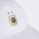 ⁦adidas Unisex Argentina Dad Cap  - طاقية اديداس الرسمية للمنتخب الأرجنتيني للجنسين لون أبيض⁩ - الصورة ⁦3⁩