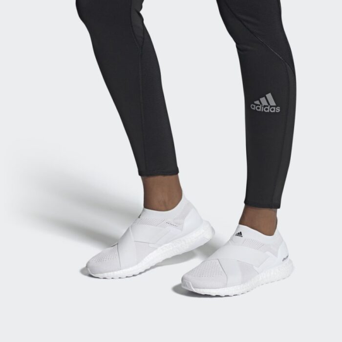 ⁦adidas Womens' Ultraboost Slip-On DNA Shoes - White- حذاء اديداس ألترا بوست سليب أون دي ان ايه للنساء لون أبيض⁩ - الصورة ⁦2⁩