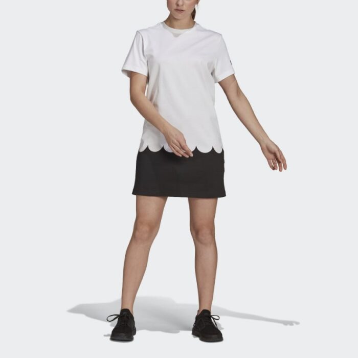 ⁦فستان نمط تيشيرت بشعار الماركة من اديداس للنساء لون أبيض وأسود Adidas Women's Sportswear Marimekko Dress⁩ - الصورة ⁦5⁩