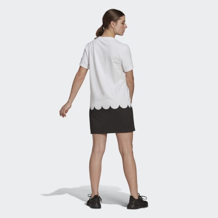 ⁦فستان نمط تيشيرت بشعار الماركة من اديداس للنساء لون أبيض وأسود Adidas Women's Sportswear Marimekko Dress⁩ - الصورة ⁦6⁩