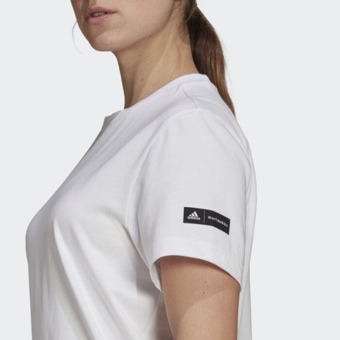 ⁦فستان نمط تيشيرت بشعار الماركة من اديداس للنساء لون أبيض وأسود Adidas Women's Sportswear Marimekko Dress⁩ - الصورة ⁦10⁩