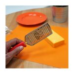 مبشرة صغيرة لليمون والشوكولاتة و الجبنة مع يد