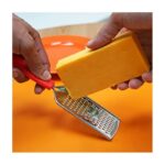 ⁦مبشرة صغيرة لليمون والشوكولاتة و الجبنة مع يد⁩ - الصورة ⁦2⁩