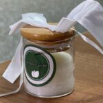 شمعة مرتبان قزاز مع خطاء خشبي