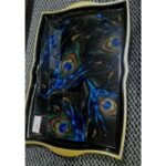 ⁦صينية تقديم بلاستيك وزجاج بتصميم طاووس حجم 47×32سم⁩ - الصورة ⁦2⁩