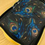 ⁦صينية تقديم بلاستيك وزجاج بتصميم طاووس حجم 47×32سم⁩ - الصورة ⁦4⁩