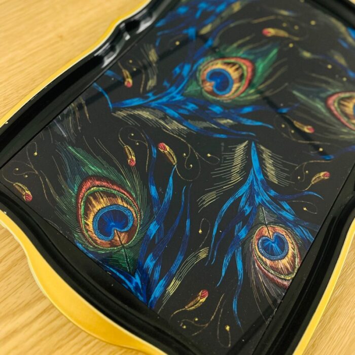 ⁦صينية تقديم بلاستيك وزجاج بتصميم طاووس حجم 47×32سم⁩ - الصورة ⁦4⁩