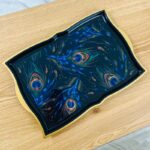 ⁦صينية تقديم بلاستيك وزجاج بتصميم طاووس حجم 47×32سم⁩ - الصورة ⁦5⁩