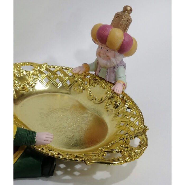 ⁦فنانيس مع صحن⁩ - الصورة ⁦2⁩