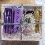 ⁦باكيج عطر colour me violet 100 ml+عطر colour me violet 50 ml+كرة فوارة+شمعة فواحة +عطر نبض colour me purple 10 ml+مشط خشبي بيضاوي boreal ايطالي⁩ - الصورة ⁦2⁩