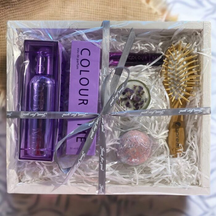 ⁦باكيج عطر colour me violet 100 ml+عطر colour me violet 50 ml+كرة فوارة+شمعة فواحة +عطر نبض colour me purple 10 ml+مشط خشبي بيضاوي boreal ايطالي⁩ - الصورة ⁦2⁩
