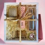 ⁦باكيج عطر colour me pearl 100 ml+عطر colour me pearl 50 ml+شمعة فواحة +مشط خشبي كبير boreal إيطالي +مشط خشبي صغير boreal إيطالي⁩ - الصورة ⁦2⁩