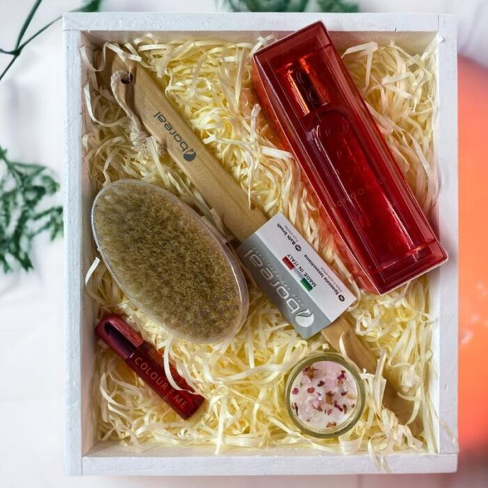 ⁦باكيج عطر colour me red 100 ml+عطر نبض colour me red 10 ml+ شمعة فواحة+فرشاة يد ظهر⁩ - الصورة ⁦2⁩