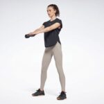 ⁦تيشيرت ريبوك يونيتد باي فيت نيس للنساء لون أسود - Reebok Women's United By Fitness T-Shirt- Black⁩ - الصورة ⁦5⁩