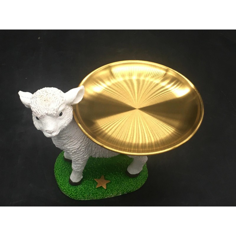 ⁦مضيفة خاروف مع صحن نحاسي⁩ - الصورة ⁦1⁩