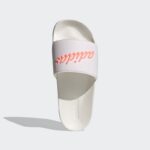 ⁦adidas Women's Adilette Shower Slide شبشب للنساء لون ابيض⁩ - الصورة ⁦5⁩