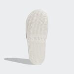 ⁦adidas Women's Adilette Shower Slide شبشب للنساء لون ابيض⁩ - الصورة ⁦6⁩