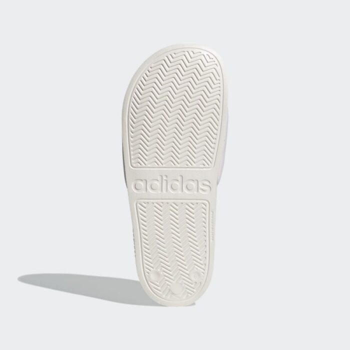 ⁦adidas Women's Adilette Shower Slide شبشب للنساء لون ابيض⁩ - الصورة ⁦6⁩