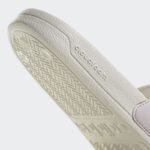 ⁦adidas Women's Adilette Shower Slide شبشب للنساء لون ابيض⁩ - الصورة ⁦11⁩