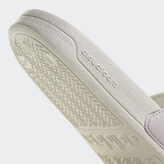 ⁦adidas Women's Adilette Shower Slide شبشب للنساء لون ابيض⁩ - الصورة ⁦11⁩