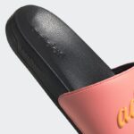 adidas ADILETTE SHOWER SLIDES شبشب للنساء لون زهري