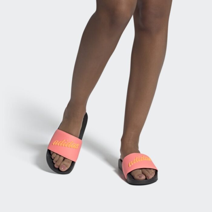 ⁦adidas ADILETTE SHOWER SLIDES شبشب للنساء لون زهري⁩ - الصورة ⁦2⁩