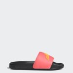⁦adidas ADILETTE SHOWER SLIDES شبشب للنساء لون زهري⁩ - الصورة ⁦6⁩