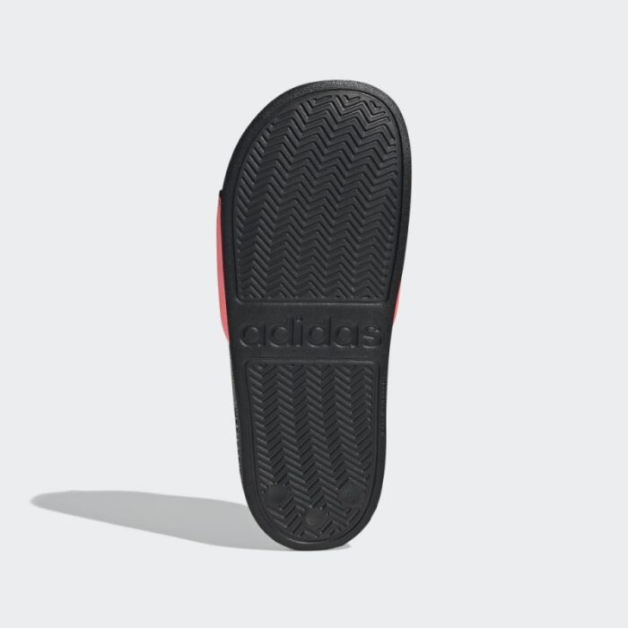 ⁦adidas ADILETTE SHOWER SLIDES شبشب للنساء لون زهري⁩ - الصورة ⁦8⁩