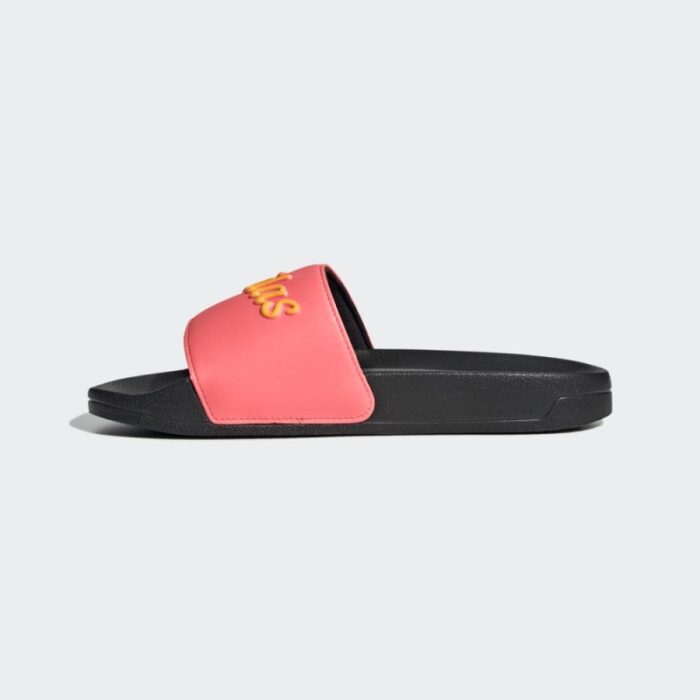 ⁦adidas ADILETTE SHOWER SLIDES شبشب للنساء لون زهري⁩ - الصورة ⁦9⁩