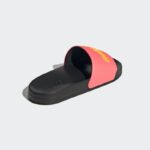 ⁦adidas ADILETTE SHOWER SLIDES شبشب للنساء لون زهري⁩ - الصورة ⁦11⁩