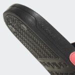 ⁦adidas ADILETTE SHOWER SLIDES شبشب للنساء لون زهري⁩ - الصورة ⁦13⁩