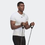 ⁦adidas TECHFIT TRAINING TEE تيشريت شبابي سبورت لون أبيض⁩ - الصورة ⁦2⁩