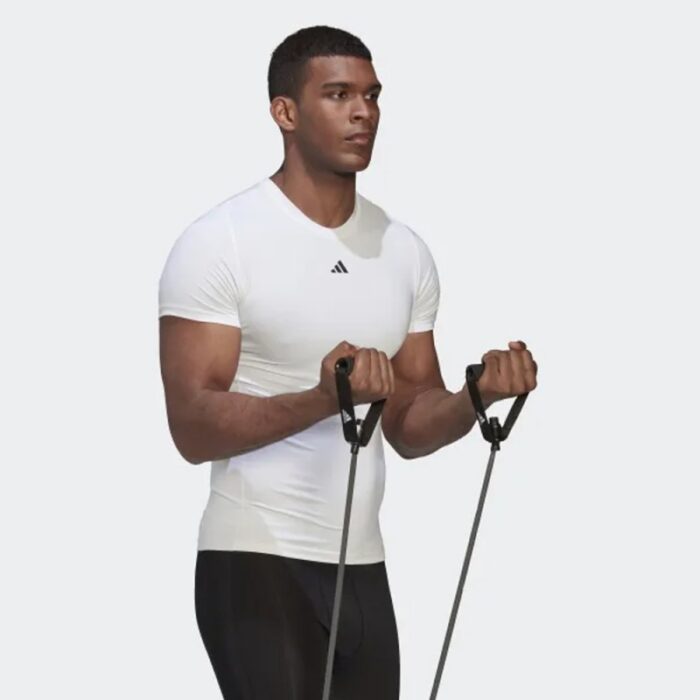 ⁦adidas TECHFIT TRAINING TEE تيشريت شبابي سبورت لون أبيض⁩ - الصورة ⁦2⁩