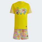 ⁦adidas X LEGO PLAY TEE-AND-SHORTS SET طقم شورت وتيشيرت للاطفال لون اصفر⁩ - الصورة ⁦2⁩