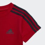 ⁦adidas ESSENTIALS Set Sportswear طقم تيشيرت وشورت للاطفال لون احمر⁩ - الصورة ⁦2⁩
