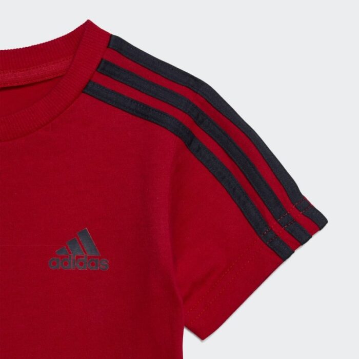 ⁦adidas ESSENTIALS Set Sportswear طقم تيشيرت وشورت للاطفال لون احمر⁩ - الصورة ⁦2⁩