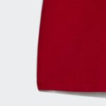 ⁦adidas ESSENTIALS Set Sportswear طقم تيشيرت وشورت للاطفال لون احمر⁩ - الصورة ⁦3⁩