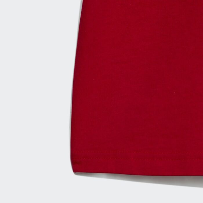 ⁦adidas ESSENTIALS Set Sportswear طقم تيشيرت وشورت للاطفال لون احمر⁩ - الصورة ⁦3⁩