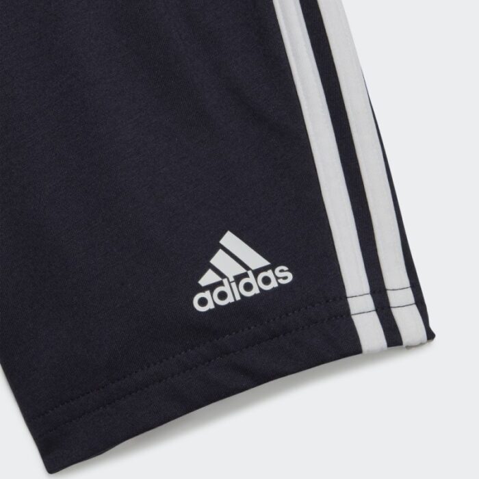 ⁦adidas ESSENTIALS Set Sportswear طقم تيشيرت وشورت للاطفال لون احمر⁩ - الصورة ⁦4⁩