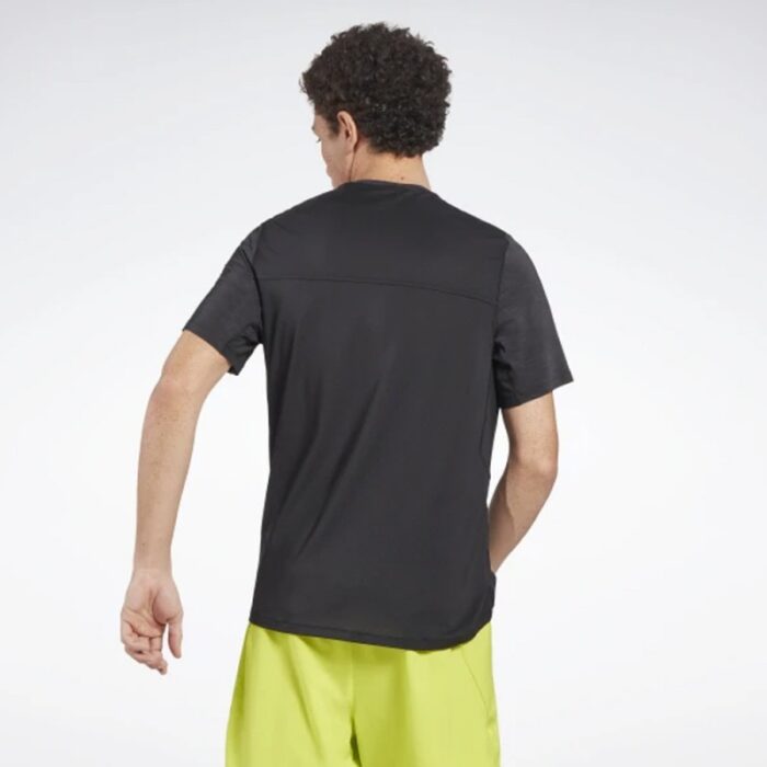 ⁦Reebok Men's Activchill Athlete Training T-shirt- Black - تيشيرت ريبوك اكتيف شيل اثليت للرجال لون أسود⁩ - الصورة ⁦2⁩