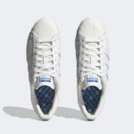 ⁦adidas Superstar 82 Shoes - حذاء اديداس سوبر ستار 80 للرجال لون أبيض⁩ - الصورة ⁦2⁩