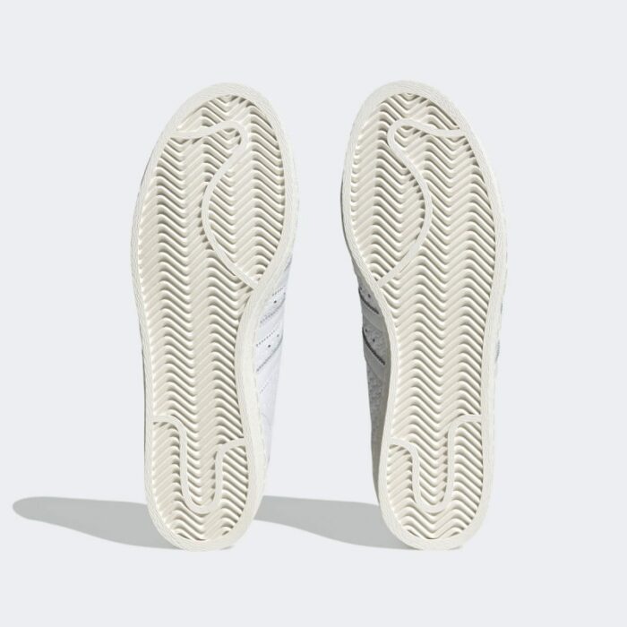 ⁦adidas Superstar 82 Shoes - حذاء اديداس سوبر ستار 80 للرجال لون أبيض⁩ - الصورة ⁦3⁩