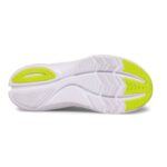 ⁦Saucony Women's KINVARA 13 Shoes - حذاء ساكوني كنيفارا 13 للنساء لون أسود وأصفر⁩ - الصورة ⁦4⁩