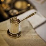 ⁦طقم ثلاث بكارج قهوة ثقيلة ذهبي مع غطاء⁩ - الصورة ⁦2⁩