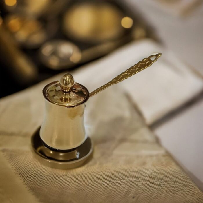 ⁦طقم ثلاث بكارج قهوة ثقيلة ذهبي مع غطاء⁩ - الصورة ⁦2⁩